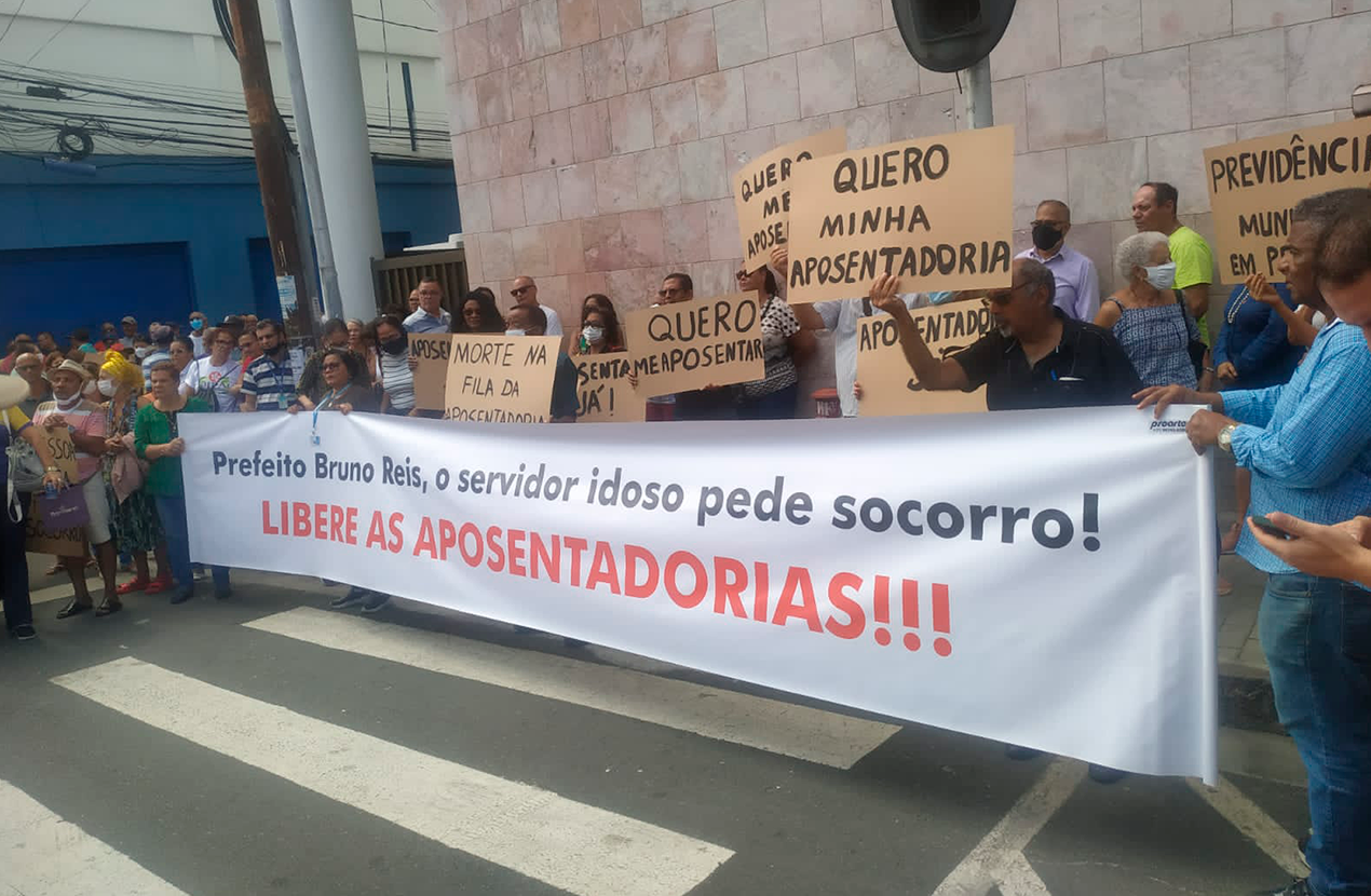 Sindicatos pressionam prefeitura de Salvador (BA) em ato pela aposentadoria de servidores